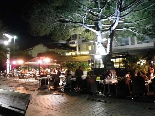 先ほど食事をしたレストラン…<br /><br />ホテルはレストランのすぐお隣。<br /><br />おやすみなさい★<br /><br />