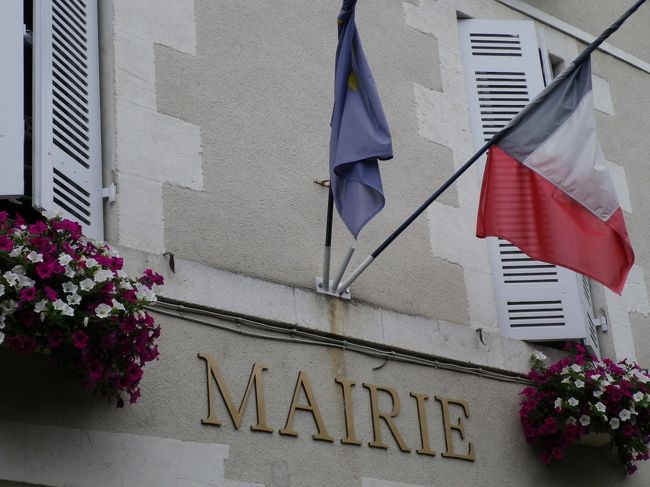 こちらは村役場。<br /><br />海辺の雰囲気から一気に山間の村に来ました！