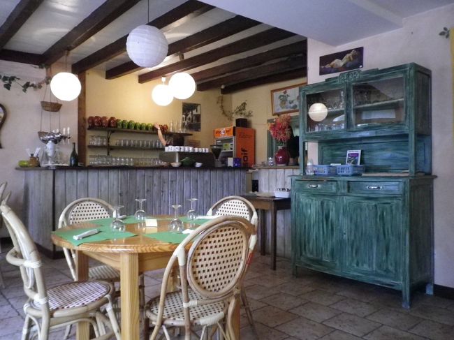 村の中心部の広場の可愛らしいカフェ。