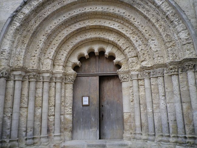 町を見下ろすように建つ教会からは、<br />透き通るような讃美歌の声が聞こえてきました。<br /><br />ミサ中のようです。