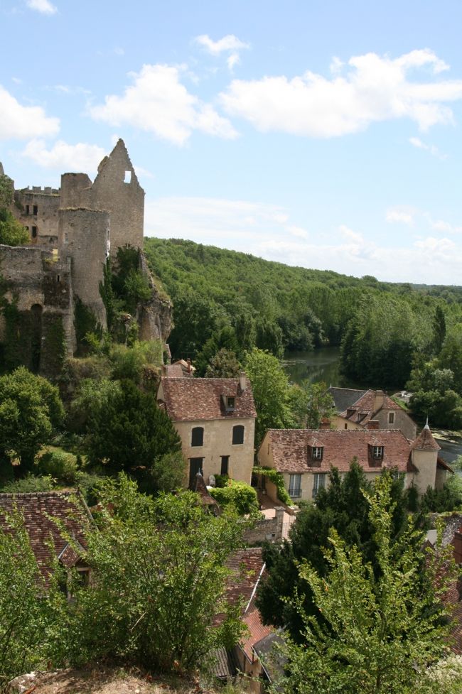 翌朝は、フランスで最も美しい村に登録されている、<br />Angles-sur-L'Anglinへ向かいました。<br /><br />お天気は晴れ時々通り雨。<br />