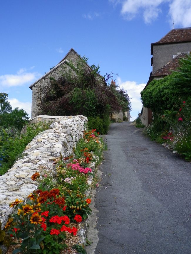 お城の前に車を止めて、可愛い坂道を上ります。