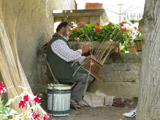 籠を作るおじさん。<br /><br />