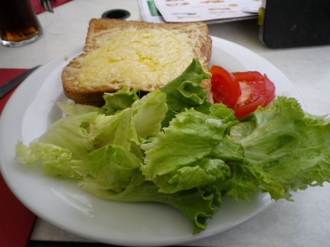 村の中心の広場でお昼を食べました。<br /><br />こちらは旦那の注文したクロック・ムッシュー。