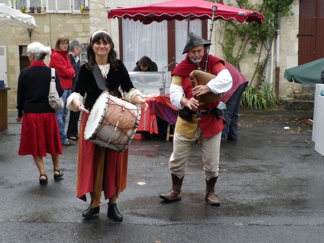 雨が上がって外へ出たら中世の音楽が♪