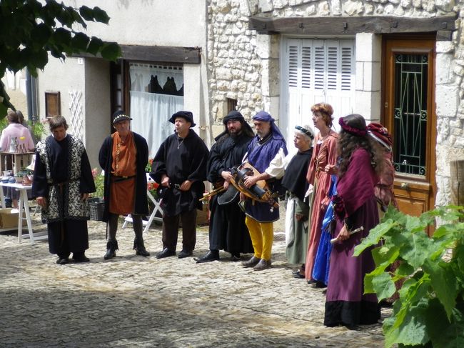 広場では中世の衣装を身にまとった地元の人々が<br />音楽に合わせて踊りを踊っていました^^