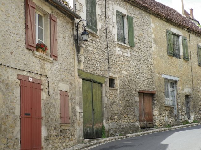 続いて村の下の方のVille Basへ行ってみました。<br /><br />私好みの色のドアがたくさん^^*