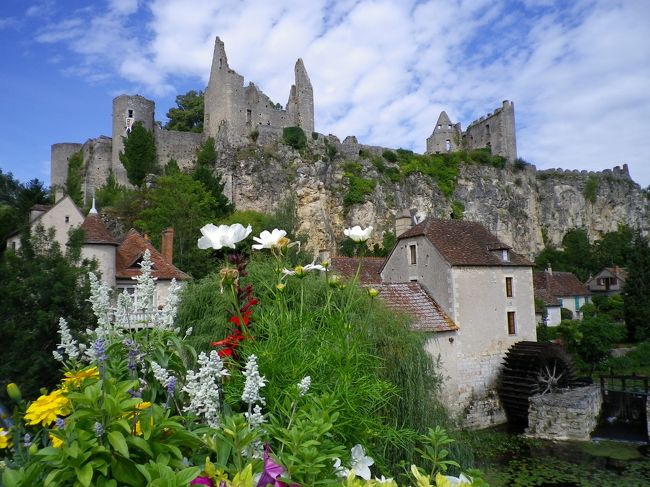 村の下からみたお城の風景です。
