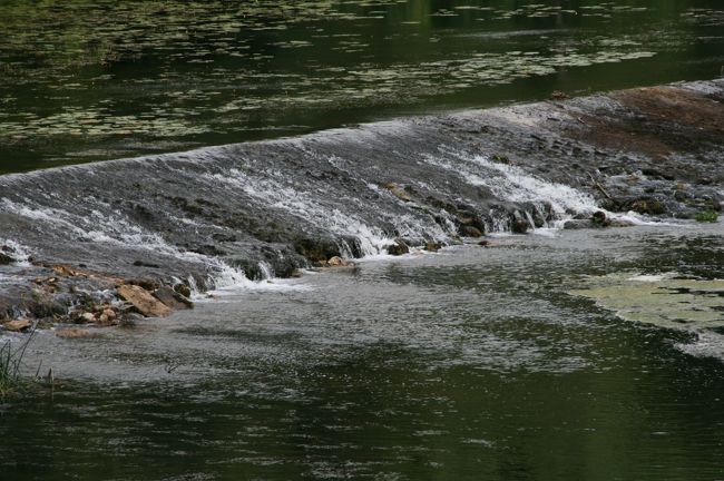 村の真ん中には綺麗な川が流れています。