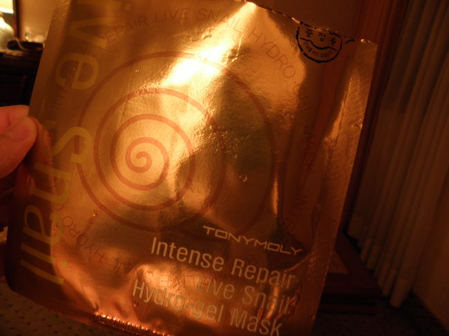 夜、ふたりで<br />TONYMOLYのカタツムリパックをやってみる。<br /><br /><br />女子旅っぽいね〜〜。