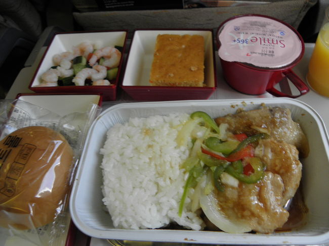 朝から声が出ず、「熱出るかも・・」と友達。<br /><br />最初から最後まで、かわいそうだな。。<br />これで海外旅行に懲りないといいけど。。<br /><br /><br />5：50ピックアップ、去年と同じ土産屋により、空港へ。<br /><br />機内食はチキンのなんらか。<br />