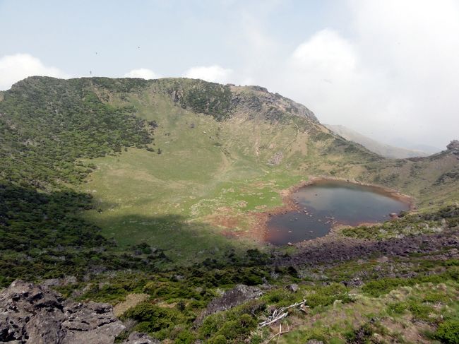 頂上からは90メートル下の火口湖が見えます。実際の最高点（1,950m)は、火口の向こう側で、立ち入りは出来ないようです。