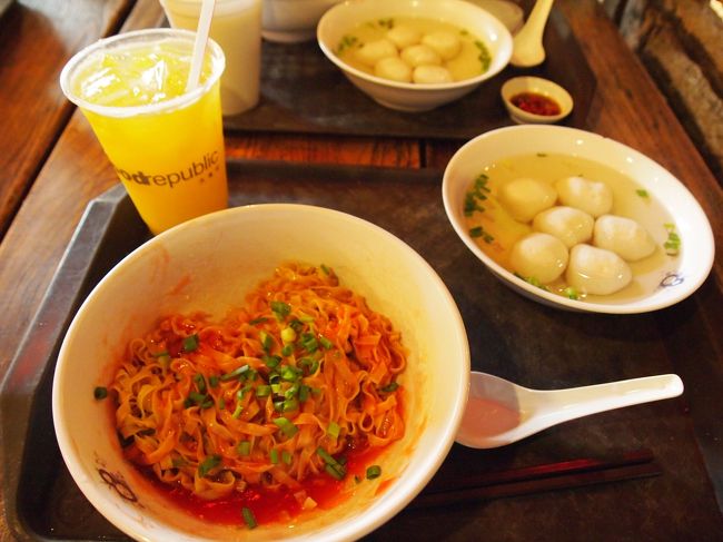 私の好き嫌いを聞いてくれて、Sちゃんがオススメしてくれたフィッシュボールのスープ別。<br /><br />これ、すっごいおいしかった…！！甘さが強めなソースが麺にからんで、濃い味好きとしては満点！（笑）あと、カリカリとしたワンタン？か何かをフライにしたものと、麺との食感の違いがまたよくて…！<br />味が濃いのに飽きてきたら、スープを麺の方に入れてスープ状にしてさらっと食べられる感じにもできて。これはいつでも食べたい…。<br /><br />ドリンクはフードコート入口にあるドリンクのお店でマンゴージュースを。これもうまい。<br />全部で7SGDぐらい？日本円で500円しない…！かなり量もあるし、日本価格で考えると本当に安い…。<br /><br />…と、朝食の美味しさに心奪われ過ぎて、気付くと何か外がくらい…。<br />まさか…！と思ったら…