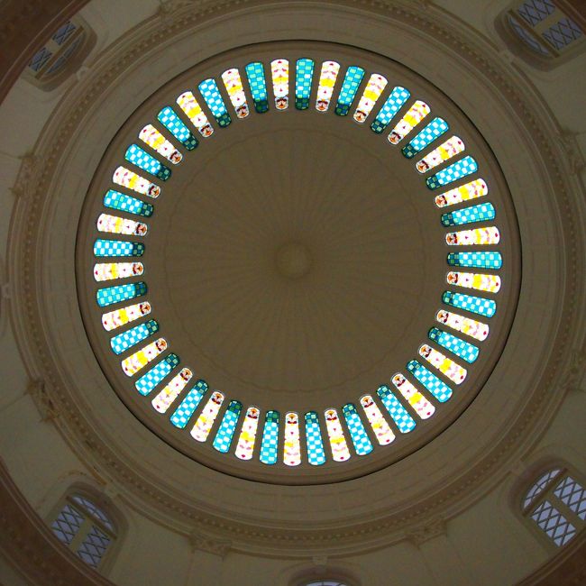 入ってすぐ、コロニアル様式の建物の天井のステンドグラス。<br />晴れてたらもっときれいに見えるのかな〜？？？