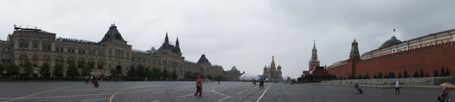 赤の広場に行ってきました。赤の広場のパノラマです。左手にはグム百貨店、右にはクレムリン、真ん中には聖ワシリー寺院があり、モスクワを代表する広場ですね。