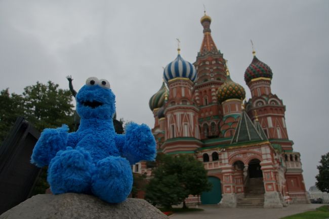 聖ワシリー寺院です。クッキーモンスター君も一緒にどうぞ。<br />ここ、微妙に写真が撮りにくいです。柵の外から撮る感じなので。