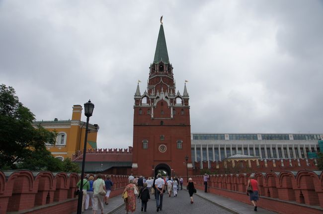 クレムリンを見てきたのですが、ここが有名な正門です。<br />ここは既に中に入ってしまった後なんですが、チケットはここの入り口で購入します。左右にＫＡＣＣＡ（カッサ：チケット売り場）があるのですが、時間がくるとどこからか一斉に人が･･･。<br /><br />地球の歩き方に書いてあったのですがわかりにくかったので咀嚼して説明させてもらうと、<br /><br />（１）チケットはクレムリン入場チケット・武器庫チケットがそれぞれ別売りで買うことができます。逆に言うとセットチケットがありませんでした･･･。武器庫は700ルーブル。高かったです。割にそこまで…と思いました。写真不可ばかりだし。<br /><br />（２）クレムリンはチケット売り場のすぐ隣から入場できます。<br />しかし武器庫は入り口が違います。結局はどこから入ってもつながってるのに入るところは違うんですよね･･･。<br />というのは武器庫は時間制になってるのでアルハンブラ宮殿のように時間制限を過ぎてしまうとおそらく入場不可になるのでしょう。<br />ＫＡＣＣＡのおばちゃんはそこを念押ししてました。<br /><br />（３）クレムリンの正門から入るにしてもそこまで混んでなかったのですが、その武器庫用入り口から入って広場に移動してもいいかもしれません。
