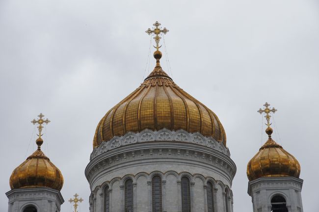 赤の広場から数百メートル歩いて大通りを越えると救世主教会に行けます。スターリンによって壊されたとかロシアの歴史は色々と深いですね。地下鉄の駅と直結してました。面倒くさかったら地下鉄で移動してもいいかもしれません。