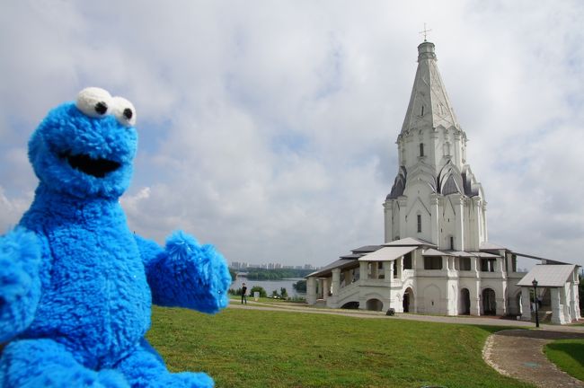 コローメンスコエは駅からかなり遠いです！！<br />地球の歩き方には適当な案内しかないので下準備をしたほうがいいでしょう。<br />モスクワは地下鉄の出口を誤ると全く正反対になるので要注意ですが、<br />たしかコローメンスカヤ方面と案内があった気がします。<br />おそらく南出口だったと思うのですが、<br />出てると商業ビルのような建物を左手に大通りを越え、<br />映画館のような建物も左手にまっすぐ歩くと森のアーチのようにになってるような公園（森）を通過すると門とでかい丘がみえます。<br />そこに入ると「ＨＯＮＥＹ　コローメンスコエ」と英語で案内があります。そのＨＯＮＥＹがまさにこれなのです。<br />入り口からかなり遠い（坂道５００メートルくらいありました）ので健脚状態で挑んでください。