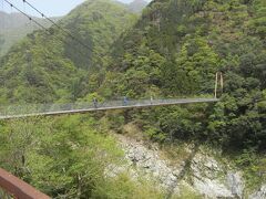 大阪から明石海峡大橋・鳴門大橋・徳島道を経由して、かずら橋へ向かいます。

途中で、名勝地の大歩危・小歩危を通ります。

これは、小歩危の写真です。

赤川橋というのがあるので、そこで写真を撮りました。