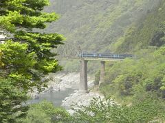 さて、車で１０分もしないうちに、大歩危に着きます。

大歩危では、鉄道の高架橋が架かっていて、特急列車は減速してゆっくりと通貨していました。