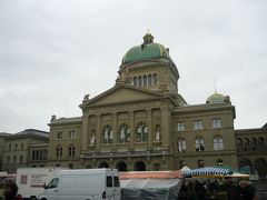 スイス連邦議事堂です。
お偉いさんが政治の話をしているんでしょう。
日本の政治家さんも頼みますよ！！