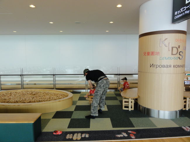 まずは、千歳空港の国際線ターミナルビルにて。<br />キッズスペースがありました。<br />とりあえず、子供が退屈なので使える物は使うべきです。