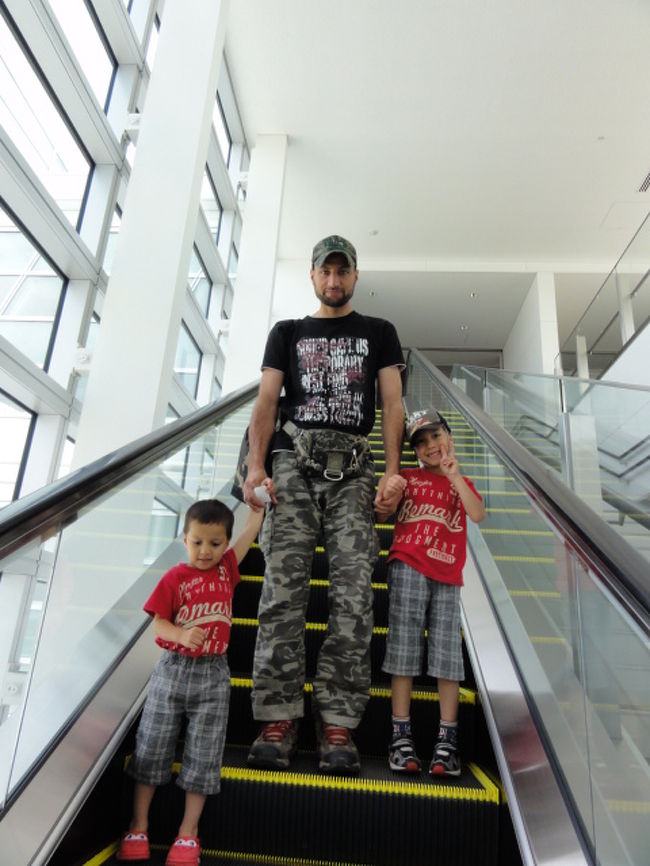 さて、搭乗時間です。<br />ハッキリ言って、空席だらけ。<br />日本人は、ソウルに行くならツアーで行く方が安いんでしょうね。<br />私は、子供のツアー代金を考えると大人だけならツアーで安くても子連れならちょっとお得じゃないと思う。<br />