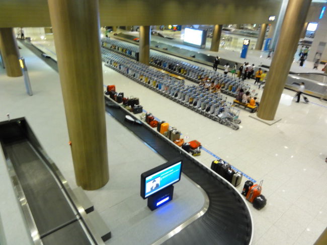 荷物もとっくにぐるぐるして、名前まで呼び出しされたのに何しているかって？