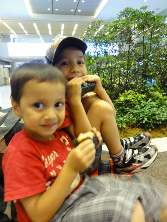 とりあえずお腹が減ったので、空港のコンビニ（ＧＳ２５）でおにぎり購入。