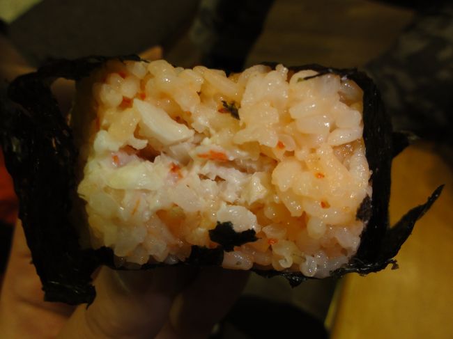 これがまた美味しかったんです。食べ物に困ったらとりあえずおにぎりを食べて見る事をオススメ致します。<br />お値段たったの９００ウォン<br />しかも、ジュースが無料で付いてくるのもありました。