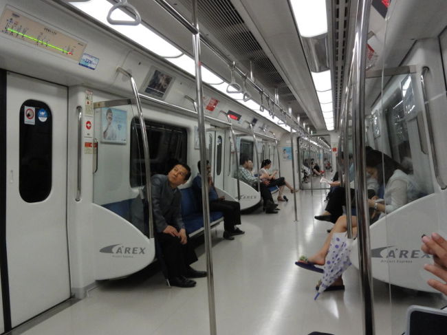 仁川国際空港から、ソウル市内までの交通機関は私達は鉄道を選びました。<br />Ａ’ＲＥＸは、普通列車で３９００ウォン（Ｔマネーカードで３８００ウォン）で５２分で行けちゃいます。<br />ソウル駅からは、タクシーで東大門近辺のホテルに向かいました。