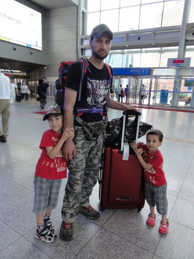 ソウル駅に到着<br />広いですが、障害物がないので動きやすい。<br />で、西口と東口があるのですが行く方向によっては車の進行方向を考えて出ましょう。<br />なぜなら、今回ホテルに行くまでのタクシーはせっかく東口（明洞方面）から出たのに、ぐる〜ってまた西口方面の方に行ってから東大門方面に行きました。