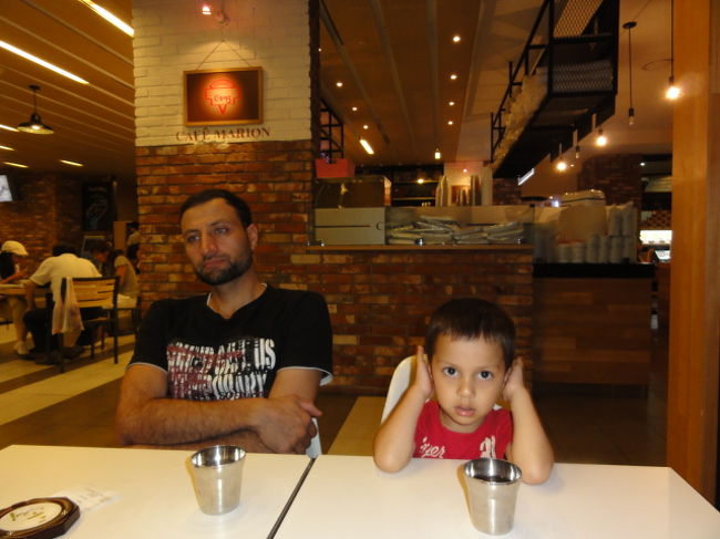 到着日の夕食はＤｏｏｔａにあるフードコートで食べました。<br />一食７０００ウォンとかですので、まあまあかな？<br />主人が、韓国料理が合わないらしく具合が悪くなってしまいました。（疲れもあるんでしょうけど）<br />私は、食べれたらなんでも良いタイプの人間なので、旅行中はコンビニのおにぎりばかり絶賛して食べていた。<br />でも、太った・・・炭水化物の取りすぎは太ると言う事を身をもって知りました。