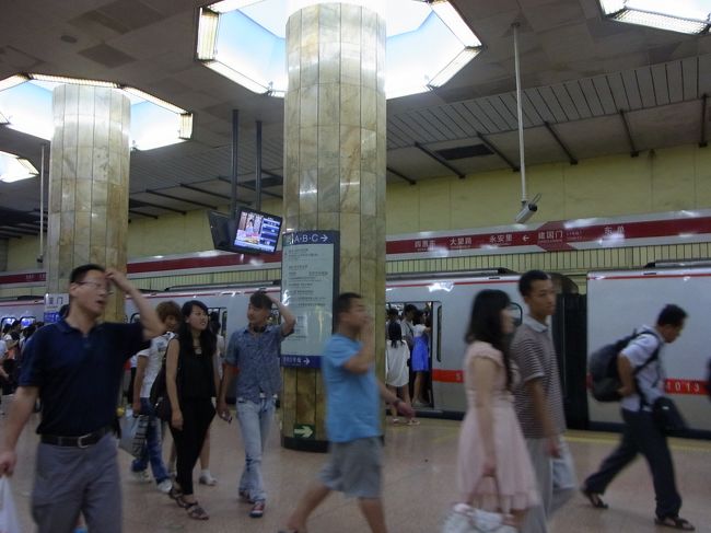 第３ターミナルから市内へは機場快軌で。<br />バスよりちょっと高いけど、25元で約20分、きれいな車内は快適でした。<br />地下鉄も込み合って入るけれど、押し合ったりせず次の電車を待つのが普通みたいで、東京よりマナーがいいかも、、、