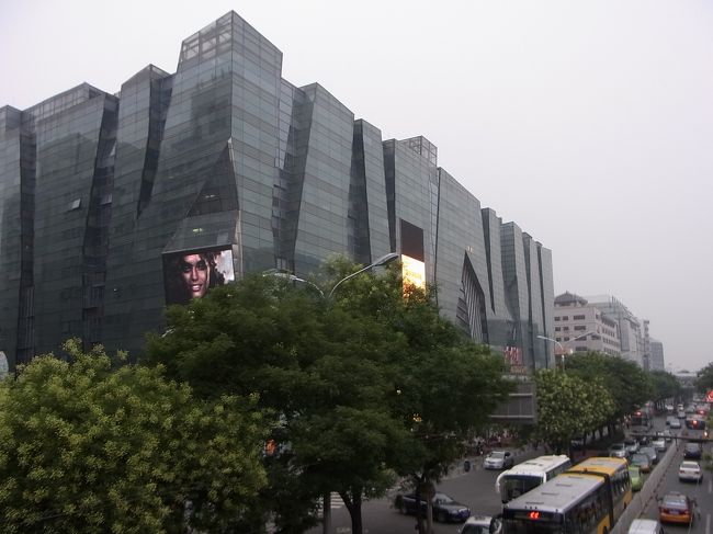 西単には立派なデパートが。一流ブランドがたくさん入っていて、東京とほとんど変わらない値段。気軽に買えるようなものはなく、、、