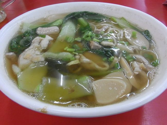 三宝面というのを頼んだら（10元＝約130円）、三宝とは、青梗菜と鶏肉と魚肉ソーセージ的なものでした。