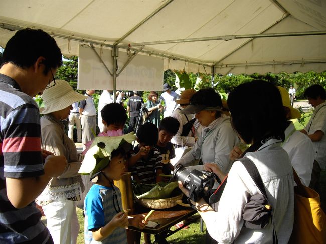 蓮の体験コーナー。<br />はっぱでお面。蓮茎から糸を採る。企画があります。