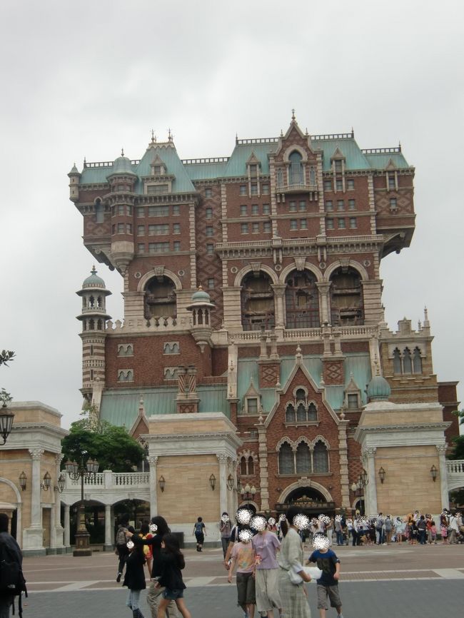 　タワーオブテラーに並んでいる人も、パラパラ・・・・<br /><br />私は絶叫マシンは苦手なので、遠くから見ているだけです。<br /><br />興味はありますが・・<br /><br />やっぱり体験する自信はありませんでした((+_+))