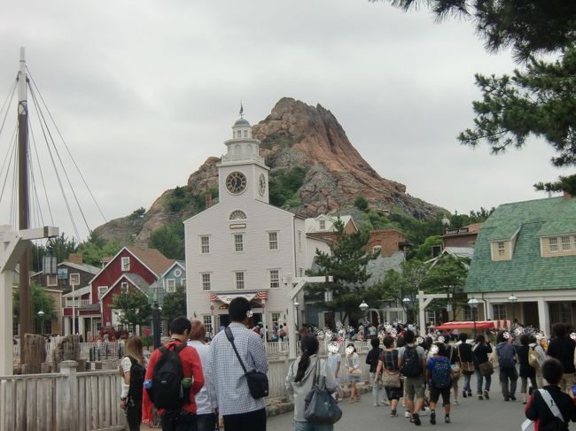 　ダッフィちゃんのショーが見られるレストランで腹ごしらえ・・・・<br /><br />ショーを見るのに並んでいる人も多く、<br /><br />お腹も空ききっていたので、列には並びませんでした。<br /><br />空腹には勝てなかった・・(；一_一)