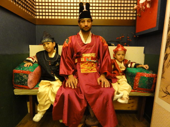 韓服の写真も撮りました。<br />『古館（コガン）』と言う写真屋で、ユートラベルで予約<br />家族４人で１５万ウォン<br />私は、王宮のチマチョゴリにしました。その場合５千ウォンの追加。（あの編み編み頭のかつらもプラス５千ウォンです。商売上手ですね）<br /><br />私は、午前中１０時に行ったのですがその時にいたお客さんは日本人女性ばかりでした。男性も２人ほど。<br />多分、メイクをやってもらえるので午前中に集中するのだと思います。<br />午後は結構空いていると思われます。<br /><br />ちなみに、この写真は自分のカメラで撮ったものです。