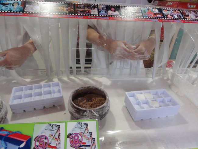 スタジオは仁寺洞（インサドン）にあったので、ついでに仁寺洞もちょっとぶらぶらと散歩。<br />時期が梅雨でなければ、もっと楽しめたんだけどね。<br />これは、クルテレ。韓国の伝統菓子です。<br />説明しながら（ってか歌いながら？）実演して味見もさせてくれました。<br />英語バージョン、日本語バージョンとお兄さん達の素晴らしいちょっとしたショーのような感じ。