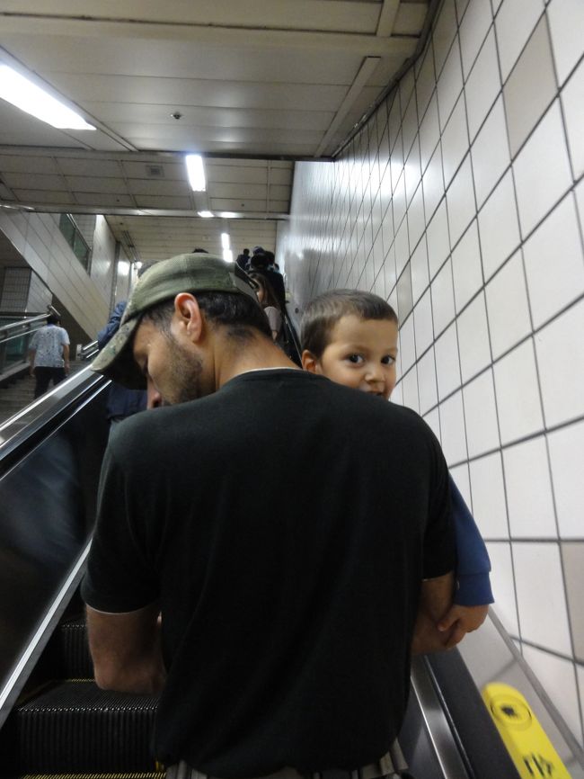 もう一つ、子連れで大変だった事は地下鉄利用の際の階段などです。<br />意外と大変でした。<br />主人は、ほとんど次男を抱っこしなければいけない状態。<br />タクシーの方が楽なんでしょうけど、ソウル市内はビジネスアワーは酷い渋滞であまりオススメできません。<br />それでも、楽なので短い旅行だったらタクシーの方が良いのでしょうね。<br />悪いタクシーもたくさんいるようですが、今回は運良くはずれはありませんでした。<br />唯一、到着した日にソウル駅からホテルまでのタクシーが、ホテル到着する直前にメーターの上がり方が急に早くなったのが不思議でした。まあ、何十円かだから許すわ。