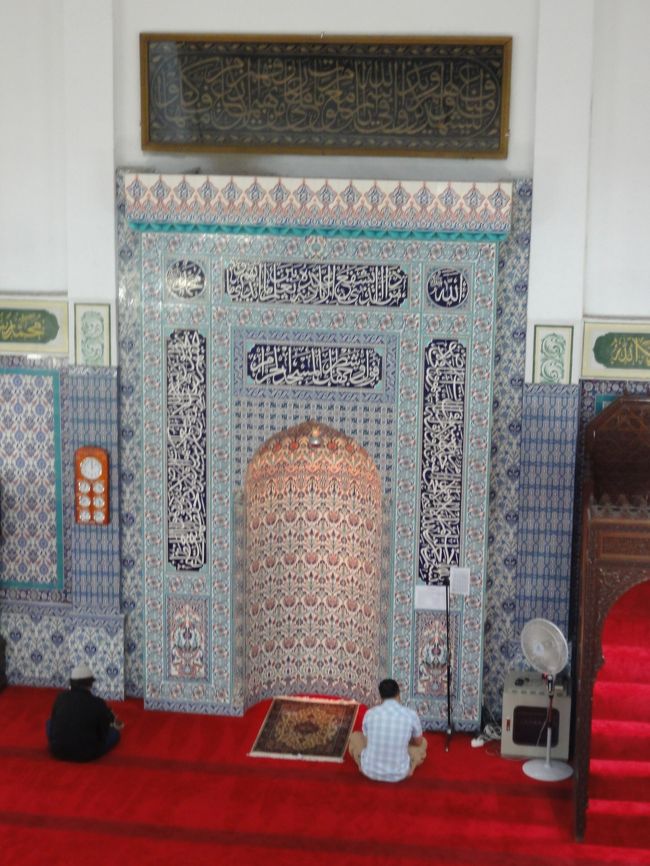 下は男性用、上は女性用です。<br />それは、大概世界どこでもそうだと思います。<br />ですので、結構上では女性達は自由にできます。<br />ヒジャブ（スカーフ）を外しても、女性同士なので大丈夫。