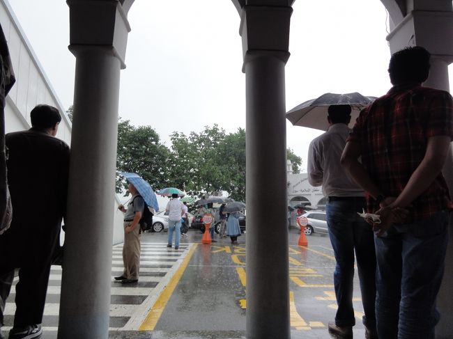 その日、物凄い雨で雷まで鳴っていました。<br />たぶん滞在中で一番雨の酷い日だったと思います。<br />幸い、９日間と観光にしては少し長い滞在だったので梅雨も明けてくれましたが、ずっと梅雨だったらきっと楽しさが半減していたと思います。
