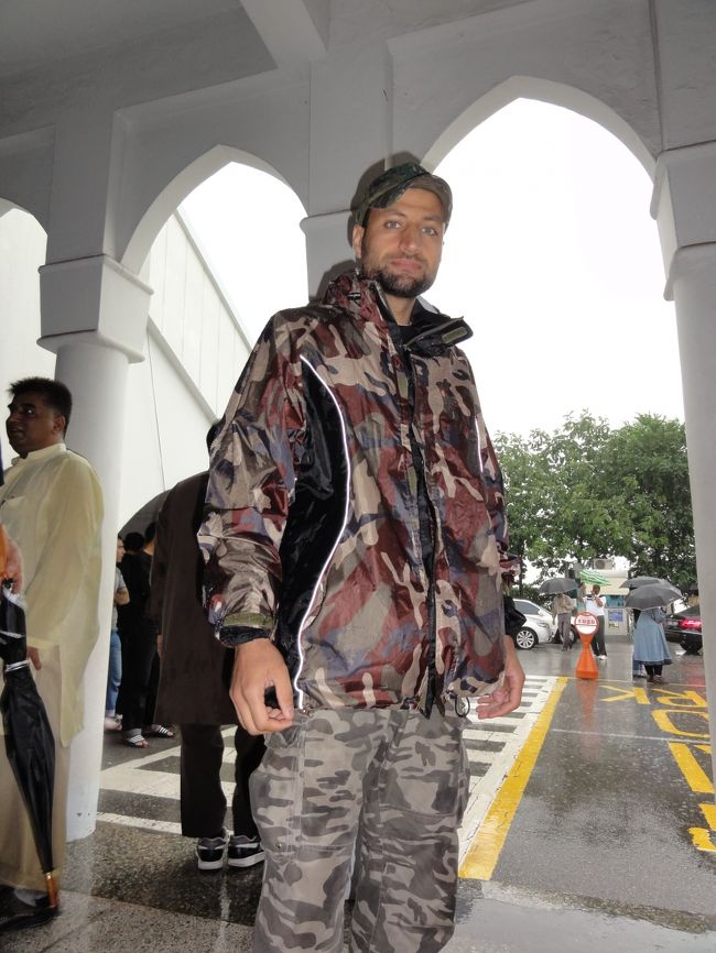 傘が、どこででも売っていて、ビニール傘はどこの店でも３千ウォンで売っていました。<br />そう考えると、日本は１００円ショップで買えるので安いと思います。<br />もしどうしても梅雨の時期の旅行でしたら、子供のためにカッパを日本から持参する事をオススメします。<br />今回、意外と安いカッパを探せなくてやっと１０００ウォンで見つけたのも大人用で仕方ないので切って使いました。