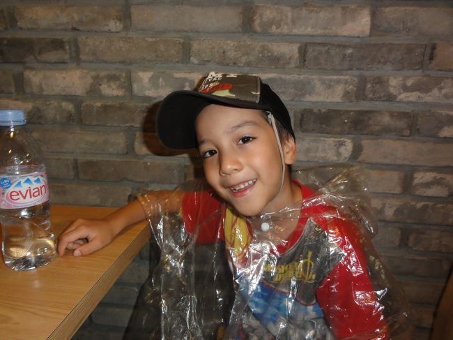 これが、その１０００ウォンのカッパです。<br />日本の百円ショップの方が子供用もあるし、物もこれよりは良いと思います。