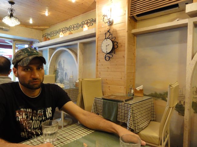 梨泰院の仲通（モスクまでの道）にあるパキスタン料理レストラン。<br />インド、アラブなどなど本当に国際色豊かなエリアです。<br />米軍基地も近いので、米軍兵もいっぱい歩いていました。