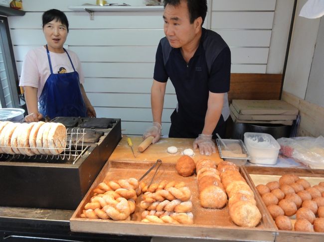 ホテルは最寄り駅が『東大門歴史文化公園』でした。<br />その駅から、ホテルまでの途中にこんなお店があって朝食用に買って帰ったりしました。<br />３個で２０００ウォンとかなので、明洞より安いです。