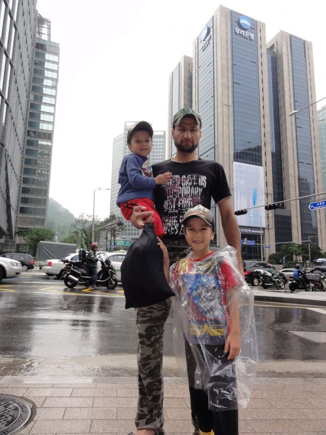 さて、７月１３日から１６日までは東大門エリアで宿泊していたのですが、１６日から帰国する２１日までは明洞エリアのインに宿泊しました。<br />これが、明洞の街並みです。<br />ちなみに、東大門のホテル近辺から明洞のホテル近辺まで２６００ウォンで行けました。<br />この次の日くらいから梅雨が明けました。